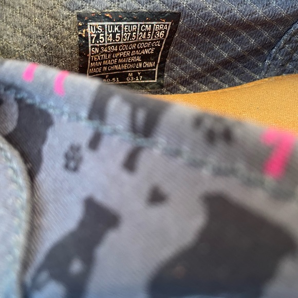 EUC BOBS For Skechers Women’s Gentle Giant Pitbull Dog Slip On Flats - Sz 7.5 - Picture 3 of 3